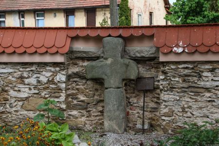 Mierczyce, pow. jaworski, gm. Wądroże Wielkie krzyż kamienny na cmentarzu kościelnym