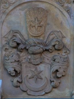 Herb Tarnau w zwieńczeniu portalu Kamienicy pod Gryfami (Rynek 2) zbudowanej 1587-1589. Dotyczy Apolonii Keltsch z domu Tarnau, żony kupca futrami Konrada Keltscha (obok jego herb).