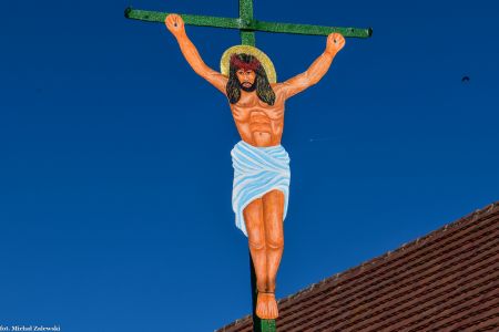 Przydrożny krzyż z Chrystusem z blachy