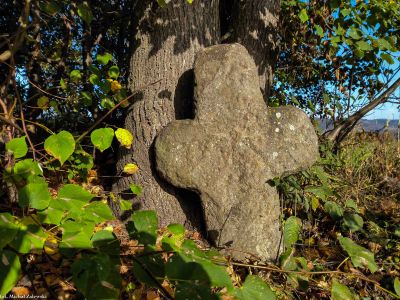Czernica, pow. karkonoski; monolitowy kamienny krzyż