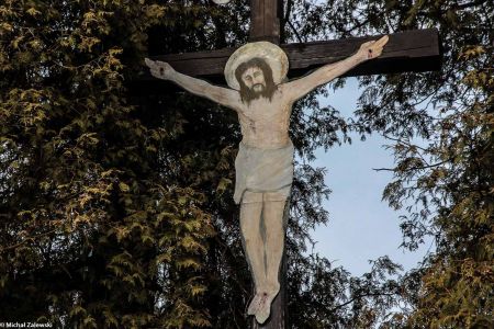 Drewniany krzyż przydrożny w Porębie