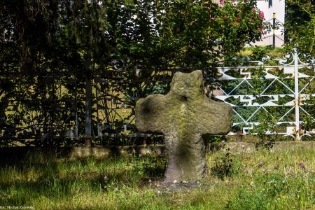 kamienny krzyż określany jako krzyż pojednania w Jaworzynie Śląskiej