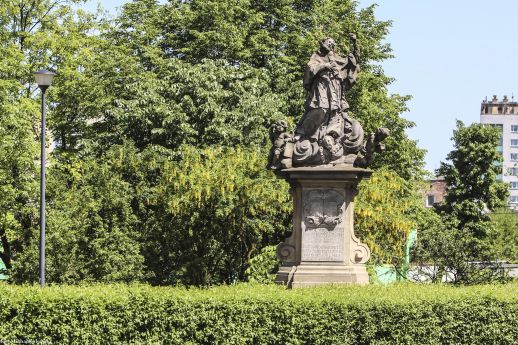 Racibórz Ostróg, 1733; fundacja Karola Henryka von Sobecka i Maksymiliany de Verdugo (ich herby na cokole)