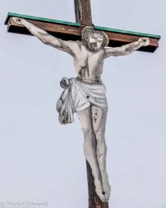 Drewniany krzyż z Chrystusem malowanym na blasze w Jeleniej Górze