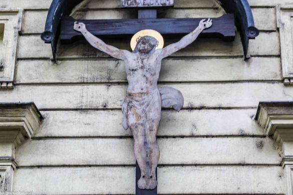 Krzyż z Chrystusem z blachy w Pradze