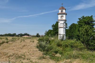 Przydrożna kapliczka latarniowa i krzyż pojednania w Starowicach pow. nyski
