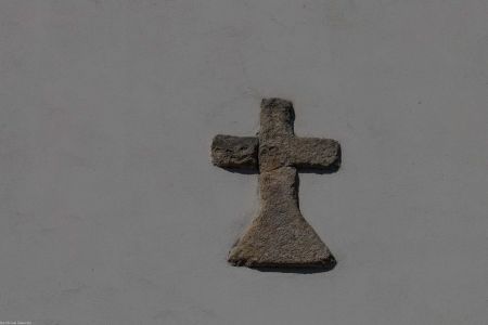 Hajduki Nyskie, pow. nyski; kamienny krzyż na zewnętrznej ścianie kościoła św. Jerzego
