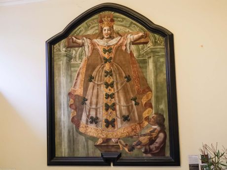 Obraz z lat. 80. XVIII w. w praskiej Lorecie. Według tabliczki informacyjnej obraz powstał jako wypełnienie do retabulum ołtarza św. Starosty – aby zakryć kontrowersyjną rzeźbę legendarnej świętej w okresie reform józefińskich. Malowidło najwyraźniej uznano za bardziej akceptowalne niż rzeźba ubrana w średniowieczne szaty, z brodą.