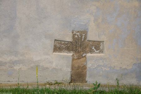 Niedźwiedzice, pow. legnicki; kamienny krzyż wmurowany w ścianę kościoła, ryt miecza (sztyletu)
