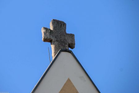 Wiry, pow. świdnicki, gm. Marcinowice; kamienny krzyż w szczycie kościoła; takie krzyże też kiedyś wpadły w "obłęd pokutności"