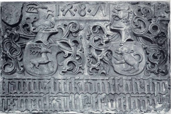 Inskrypcja w kościele Podwyższenia Krzyża Świętego w Sośnicy związana z rozbudową nawy i zakrystii w 1487; u góry data 1487, niżej herby Prockendorff i Grundschreiber, niżej w dwóch wierszach imiona i nazwiska fundatorów; zdjęcie ok. 1936