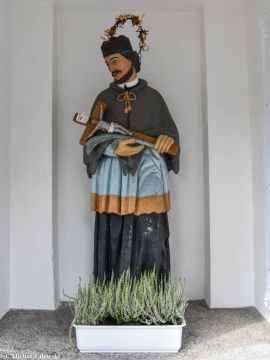 Turkowy, pow. kępiński. Kapliczka przydrożna z rzeźbą św. Jana Nepomucena.