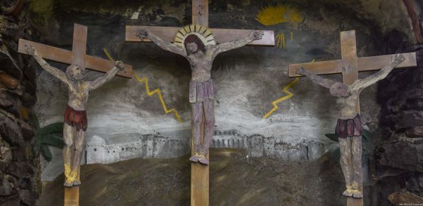 Pławna Średnia (Pławna Dolna), Lubomierz; krzyże z postaciami z blachy; Droga Krzyżowa