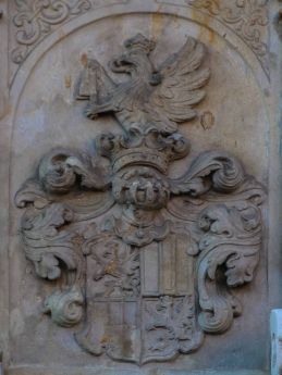 Herb Keltsch w zwieńczeniu portalu Kamienicy pod Gryfami (Rynek 2) zbudowanej 1587-1589. Dotyczy Konrada Keltscha, kupca futrami, który zbudował tę kamienicę (1587-1589). Obok herb jego żony, Apolonii z domu Tarnau.