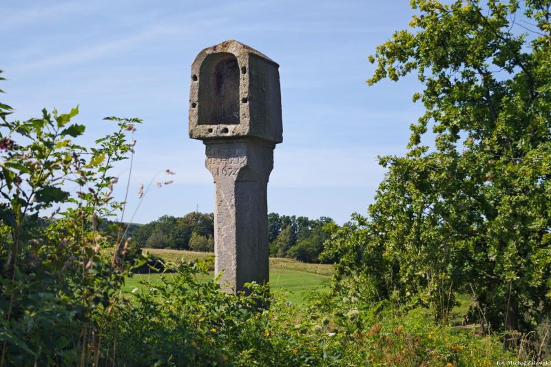 Plik:Golejów kapliczka kamienna 3.jpg