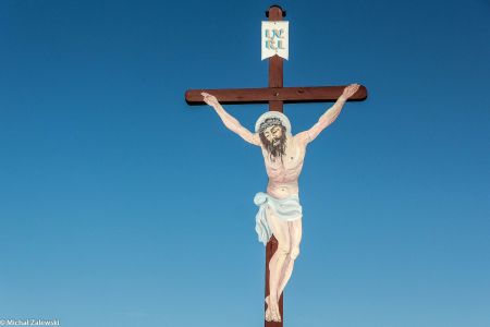 Krzyż przydrożny z Jezusem z blachy w Stobnie