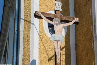 Krzyż z Jezusem z blachy
