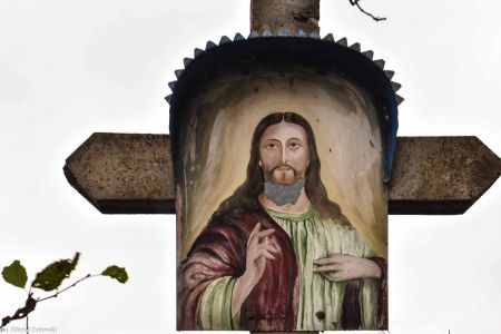 Krzyż z z Chrystusem malowanym na blasze w Lądku-Zdroju