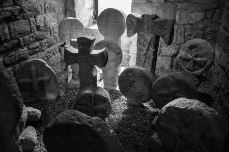 Średniowieczne krzyże i stele nagrobne; południowo-zachodnia Francja