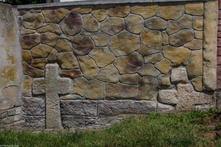 Sieniawka, pow. zgorzelecki, gm. Bogatynia; dwa kamienne krzyże wmurowane w ogrodzenie cmentarza kościelnego