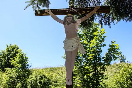 Krzyż przydrożny z blaszanym Chrystusem w Sadach Górnych