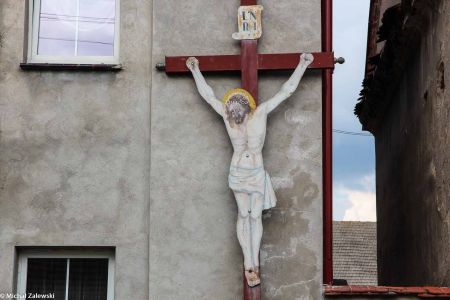 Chrystus z blachy na przydrożnym krzyżu w Kostomłotach