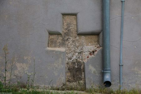 Niedźwiedzice, pow. legnicki, gm. Chojnów; kamienny krzyż wmurowany w ścianę kościoła, ryt miecza