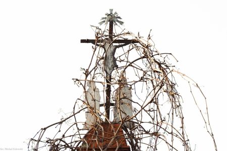 Golejów, Lubomierz; Grupa Ukrzyżowania na kapliczce w murze cmentarza kościelnego (fot. 2026)