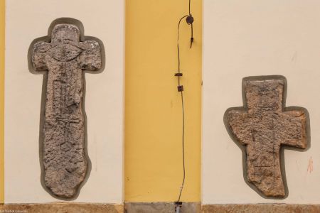 Jelenia Góra; dwa kamienne krzyże w murze kościoła św. Apostołów Piotra i Pawła (aktualnie prawosławny); ryty miecza i kuszy na lewym i niezidentyfikowany na prawym.