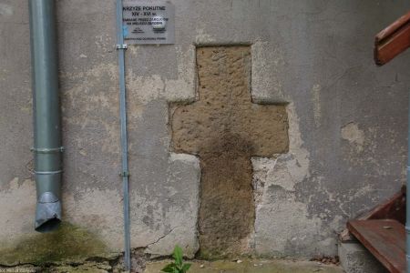 Niedźwiedzice, pow. legnicki, gm. Chojnów; kamienny krzyż wmurowany w ścianę kościoła, ryt miecza (bardzo słabo widoczny)
