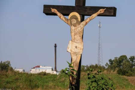 Wiązów; krzyż przydrożny z Chrystusem z blachy w okolicach Oławy