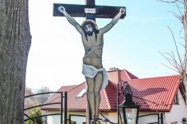 Chrystus wycięty sylwetkowo z blachy na krzyżu przydrożnym przy ul. Ogrodowej, fot. 2019