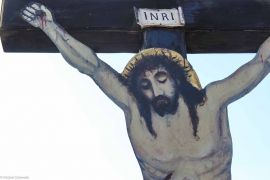 Blaszany Jezus na krzyżu przydrożnym w Muszynie, fot. 2019