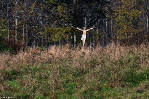 Krzyż przy czerwonym szlaku z Łodygowic do Międzybrodzia Bialskiego