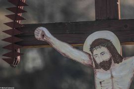 Blaszany Jezus na krzyżu przydrożnym w Powroźniku, fot. 2019