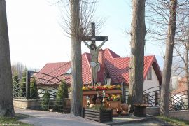 Drewniany krzyż przydrożny w Chrystusem z blachy, przy ul. Ogrodowej w Muszynie, fot. 2019
