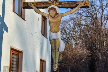 Drewniany krzyż przydrożny z blaszanym Chrystusem w Mściwojowie