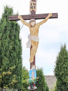 Drewniany krzyż przydrożny z Matką Boską Bolesną z blachy