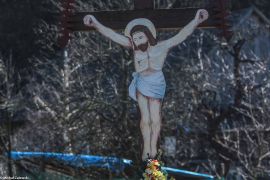Chrystus wycięty sylwetkowo z blachy na krzyżu przydrożnym w Powroźniku, fot. 2019
