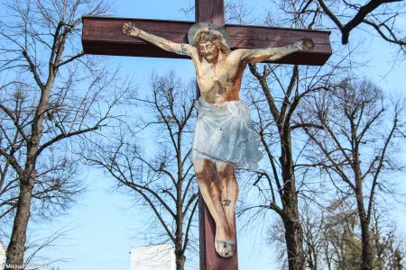 Drewniany krzyż przydrożny z Chrystusem wyciętym z blachy, Wrocław Osobowice
