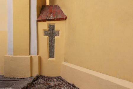 Żagań; kamienny krzyż w murze przy ul. Cmentarnej