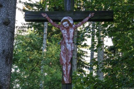 Szklary, gm. Bystrzyca Kłodzka; krzyż z Chrystusem z blachy w pobliżu Sanktuarium Matki Boskiej Śnieżnej, fot. 2023