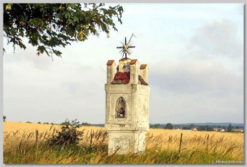 Bogurzyn w powiecie mławskim, neogotycka kapliczka przydrożna z 1916 r., fot. 2002