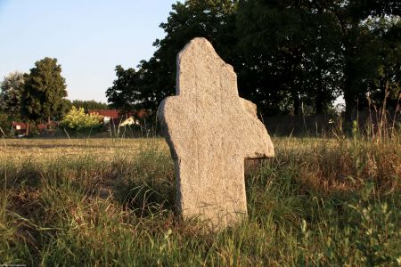 Chociwel, pow. strzeliński, gm. Strzelin; kamienny krzyż z rytem krzyża, prawdopodobnie graniczny posiadłości komandorii joannitów