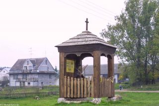 3. Kapliczka brogowa ze św. Janem Nepomucenem w Tarnowie, pow. łomżyński (fot. 2001).