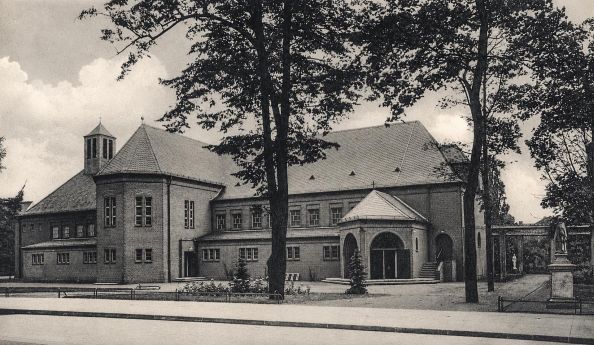 Kościół św. Piotra Kanizjusza po rozbudowie w 1937 r.; z prawej widoczna figura św. Jana Nepomucena