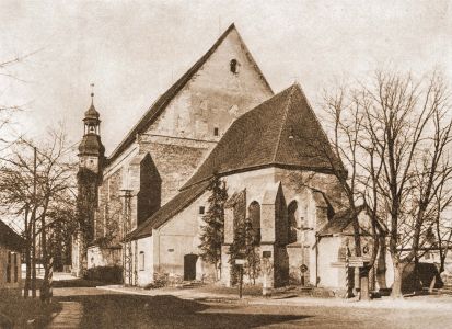 Sobótka; krzyż z Chrystusem z blachy przy skrzyżowaniu na wschód od kościoła św. Anny, fot. ok. 1936