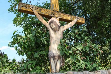 Drewniany krzyż przydrożny z Jezusem wyciętym z blachy, Krasków