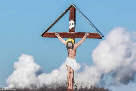 Drewniany krzyż przydrożny z blaszanym Jezusem, Leśnica, fot. 2019