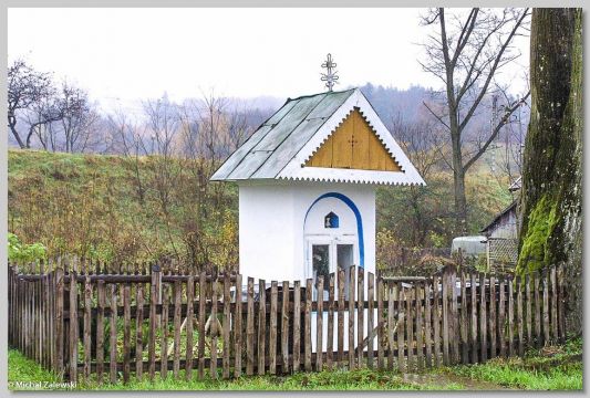 Przydrożna kapliczka wnękowa koło Leska